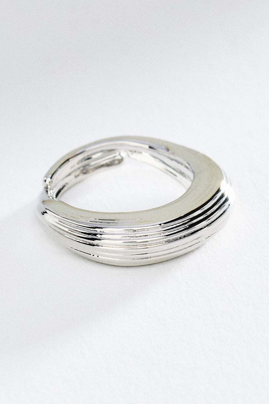 Bague empilable côtelée en métal