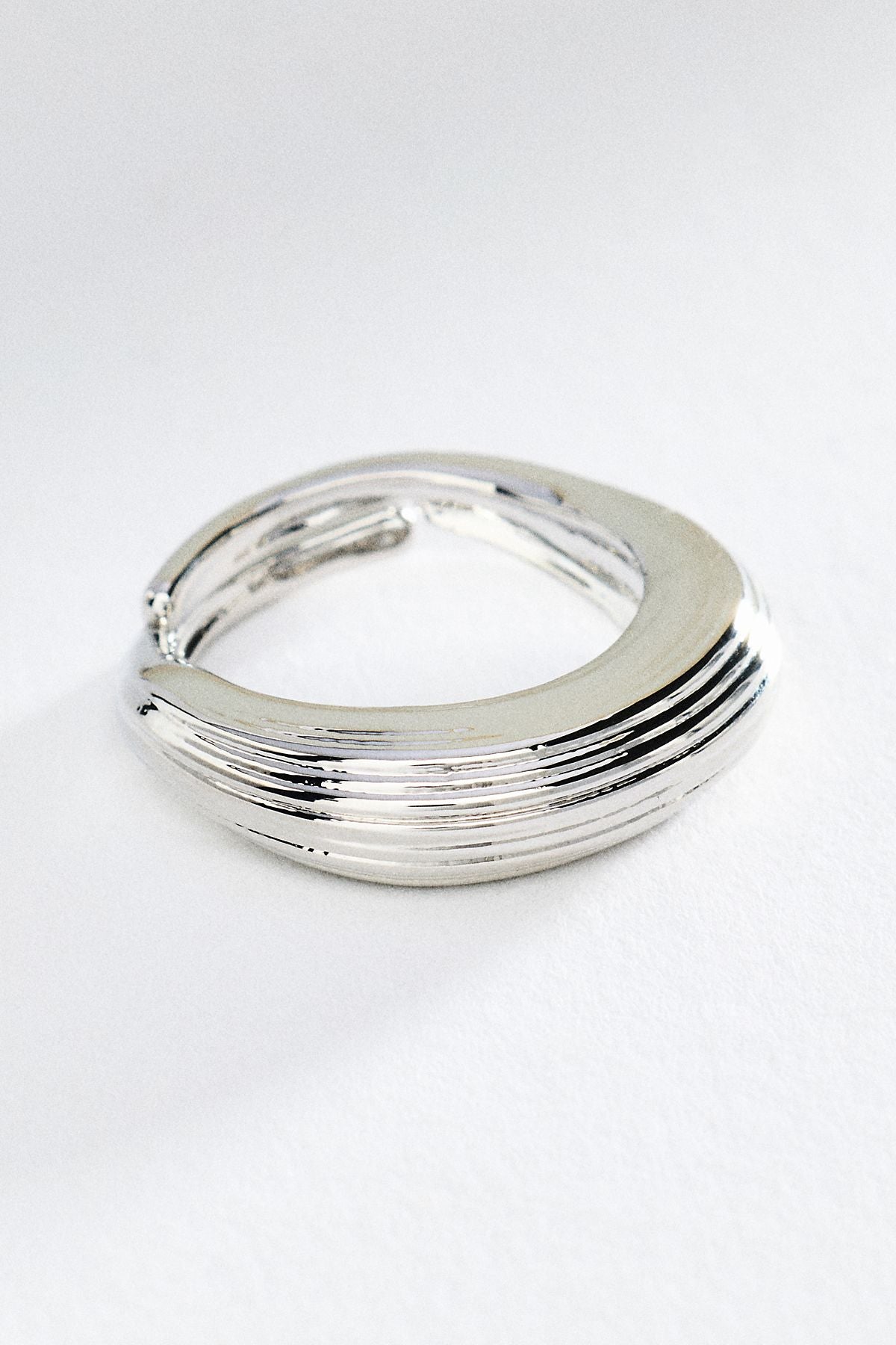 Bague empilable côtelée en métal