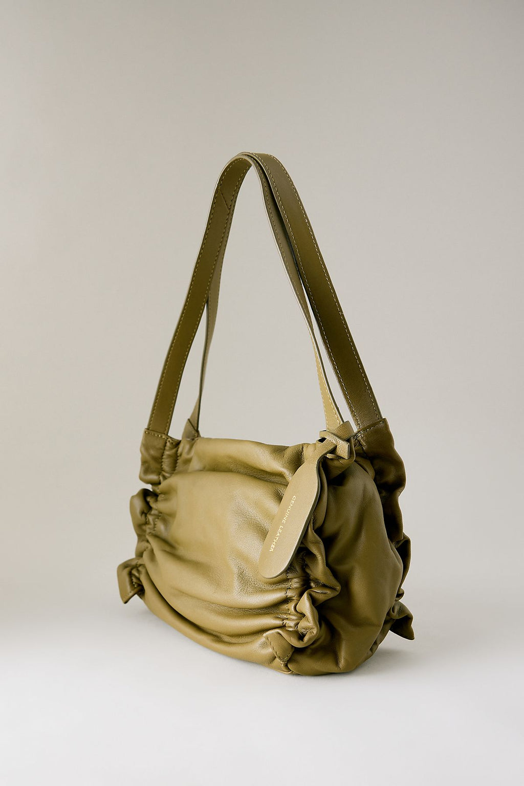 Sac à bandoulière en cuir froncé