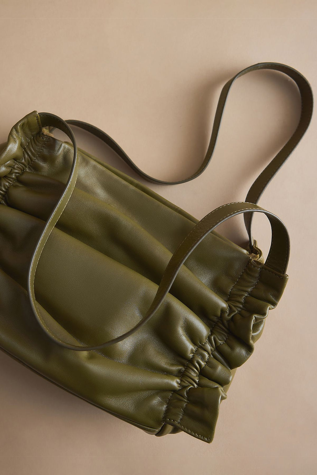 Sac à bandoulière en cuir froncé