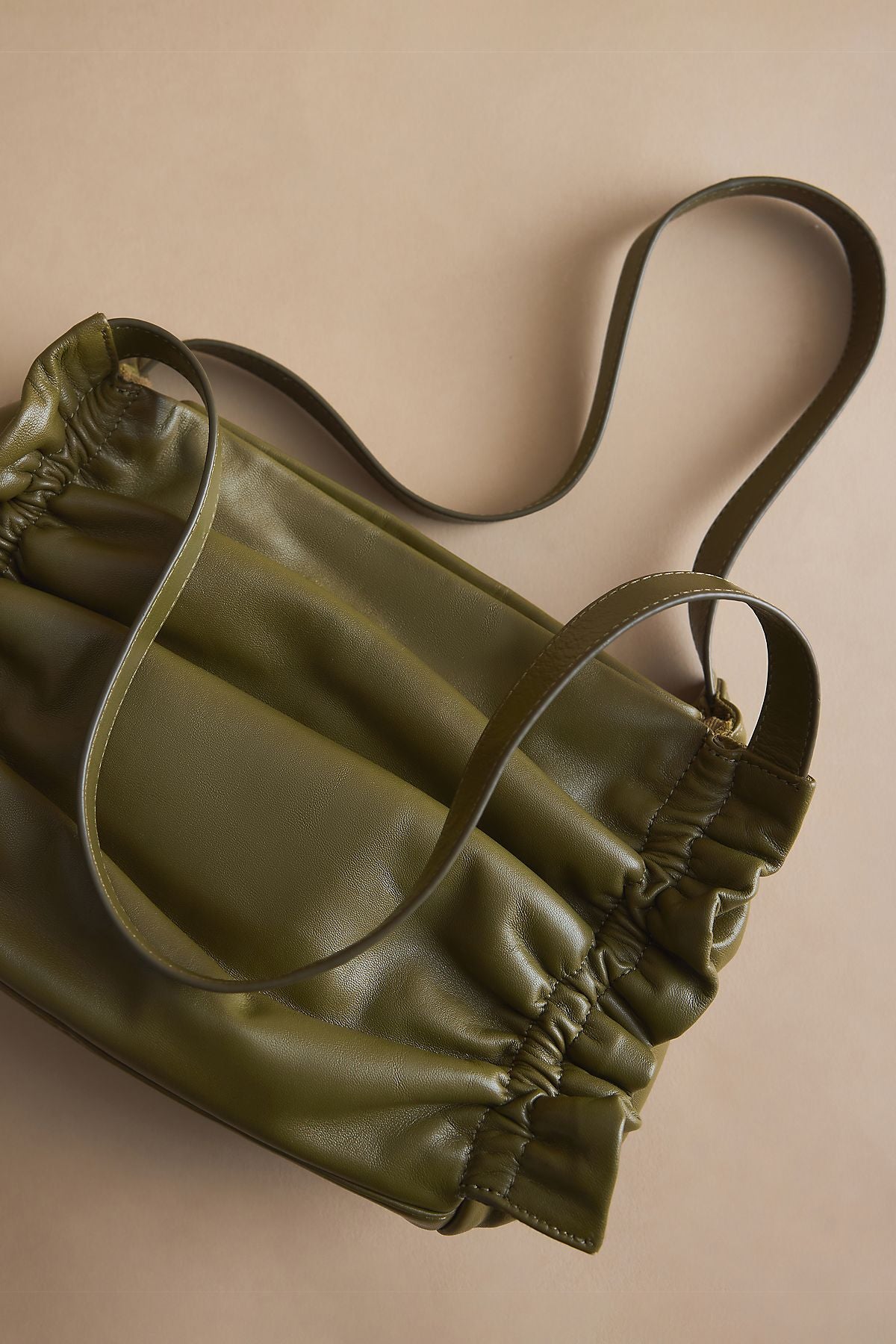 Sac à bandoulière en cuir froncé
