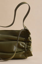 Sac à bandoulière en cuir froncé