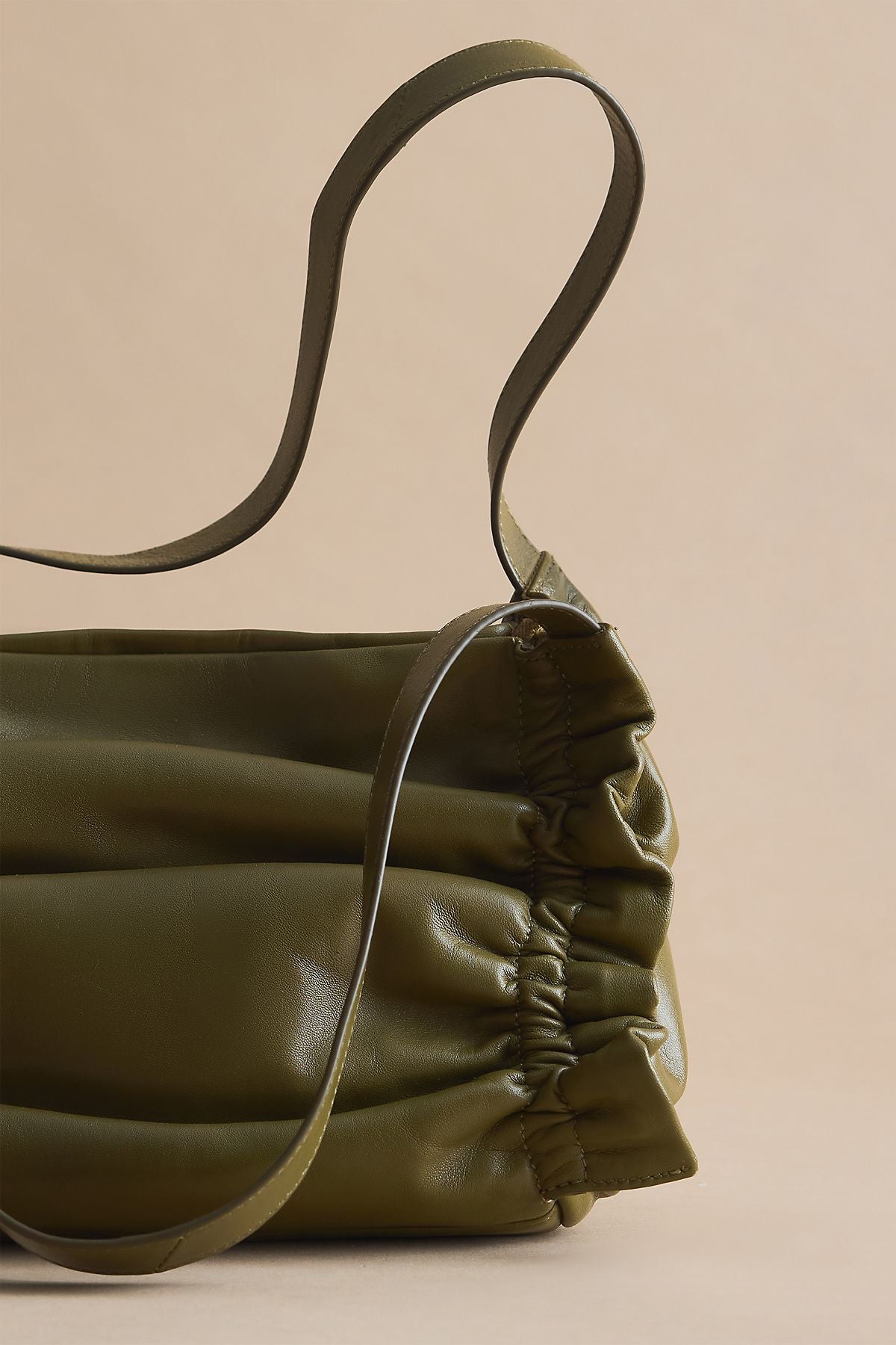 Sac à bandoulière en cuir froncé