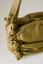 Sac à bandoulière en cuir froncé
