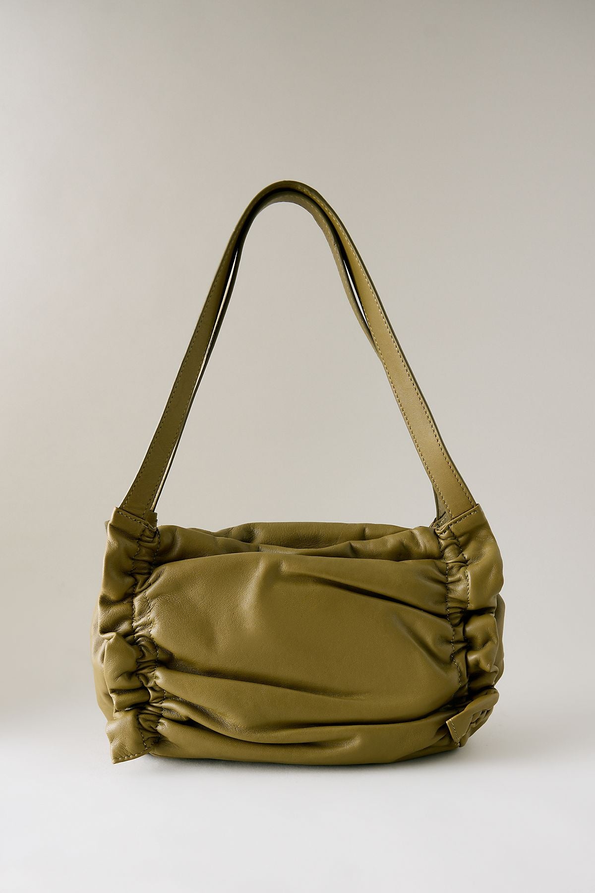 Sac à bandoulière en cuir froncé