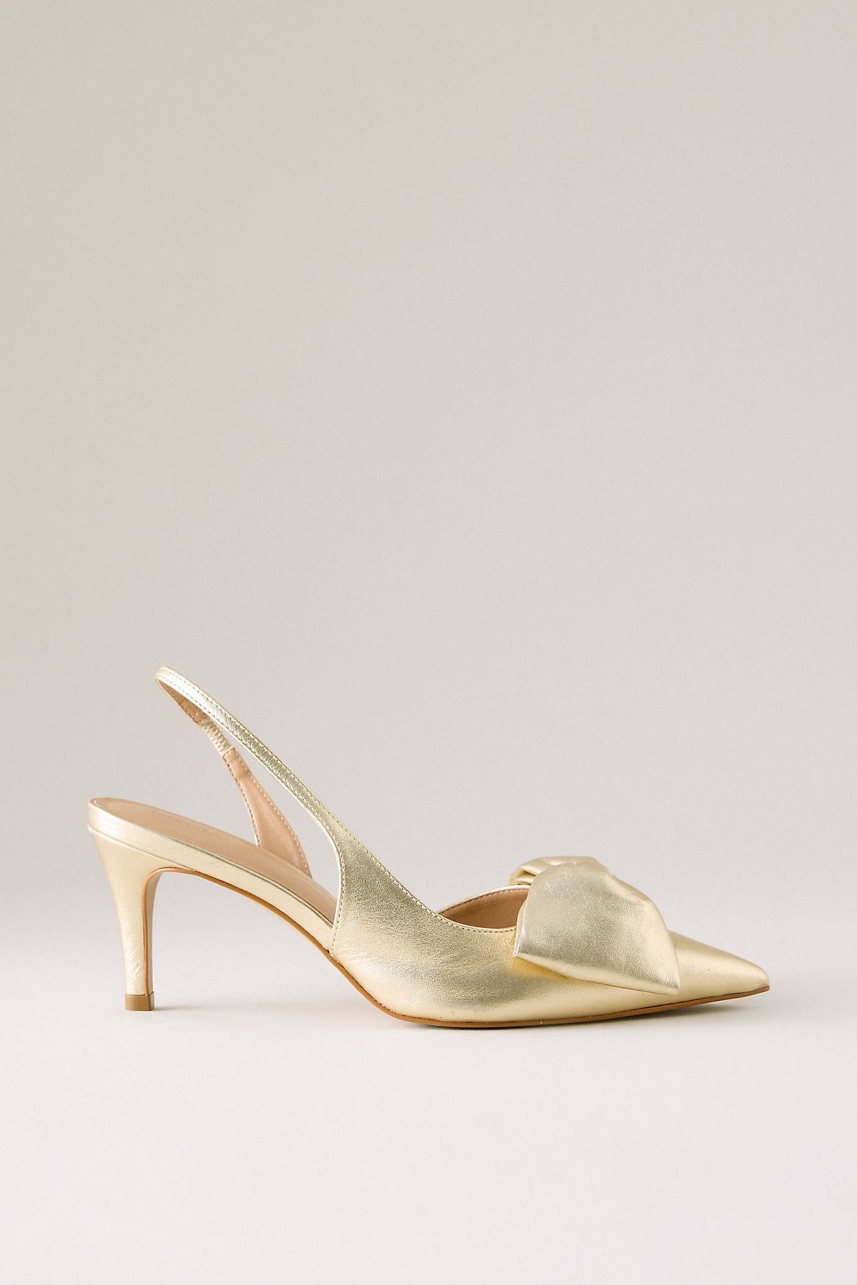 By Anthropologie Escarpins à bride arrière en satin avec nœud