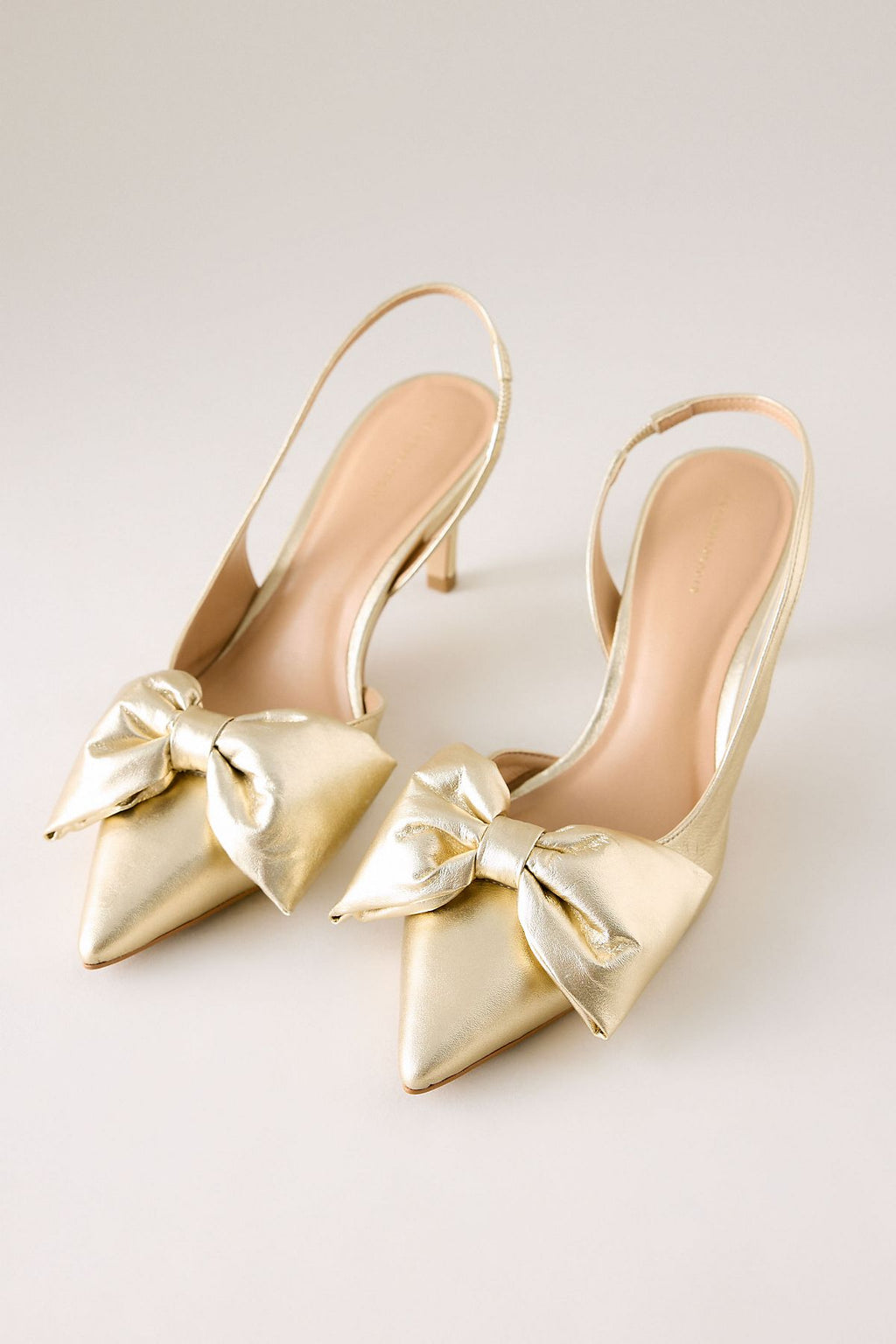 By Anthropologie Escarpins à bride arrière en satin avec nœud