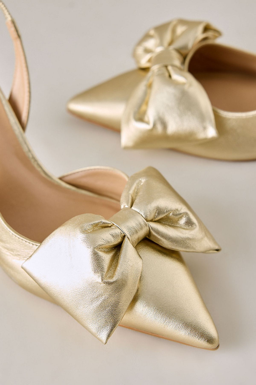 By Anthropologie Escarpins à bride arrière en satin avec nœud