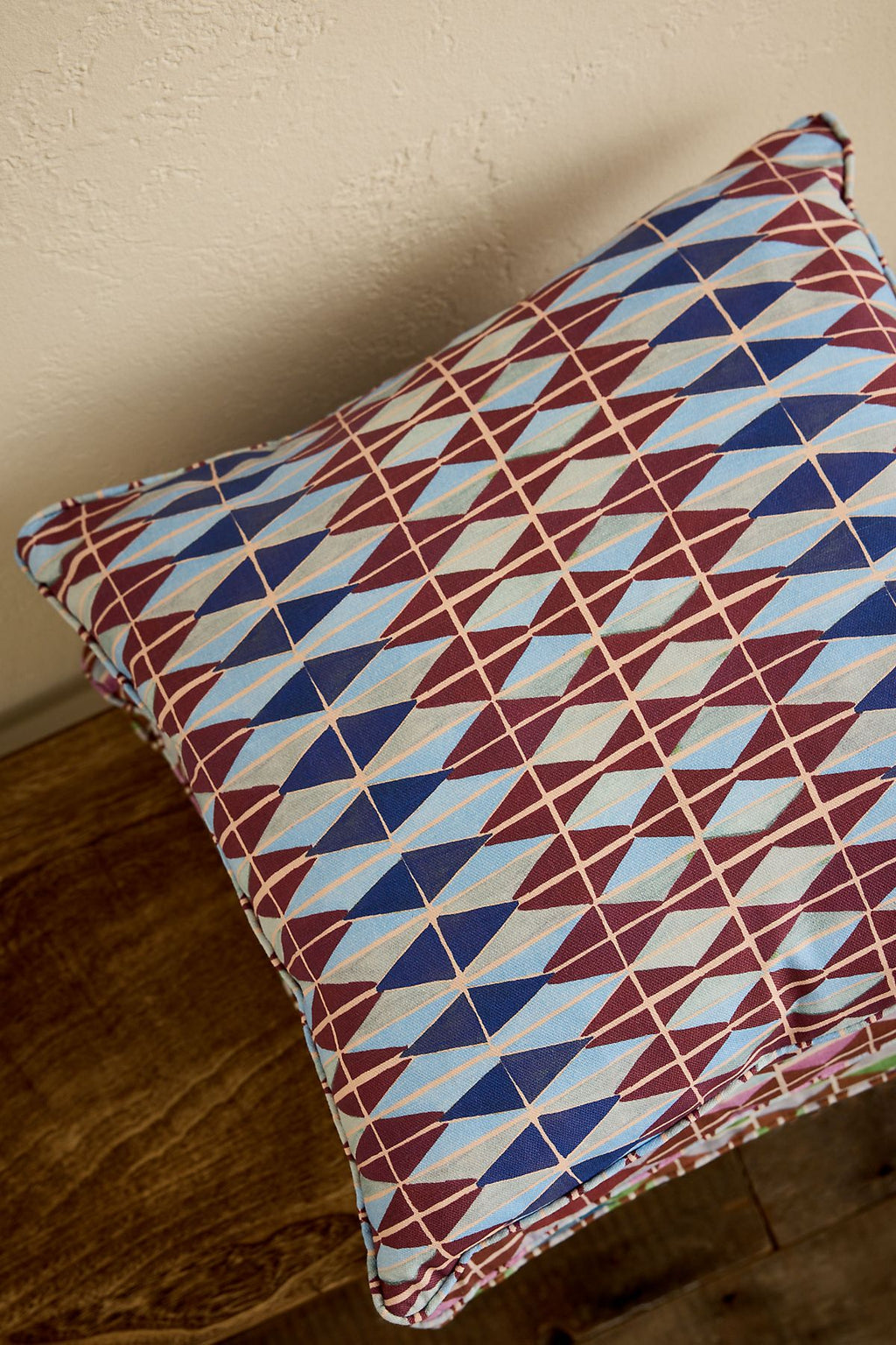 Coussin à imprimé numérique géométrique