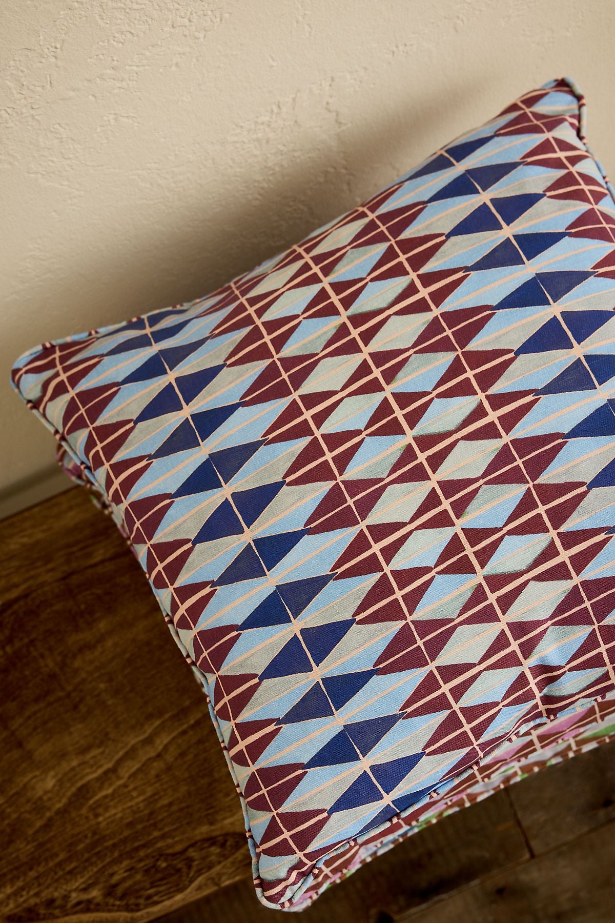Coussin à imprimé numérique géométrique