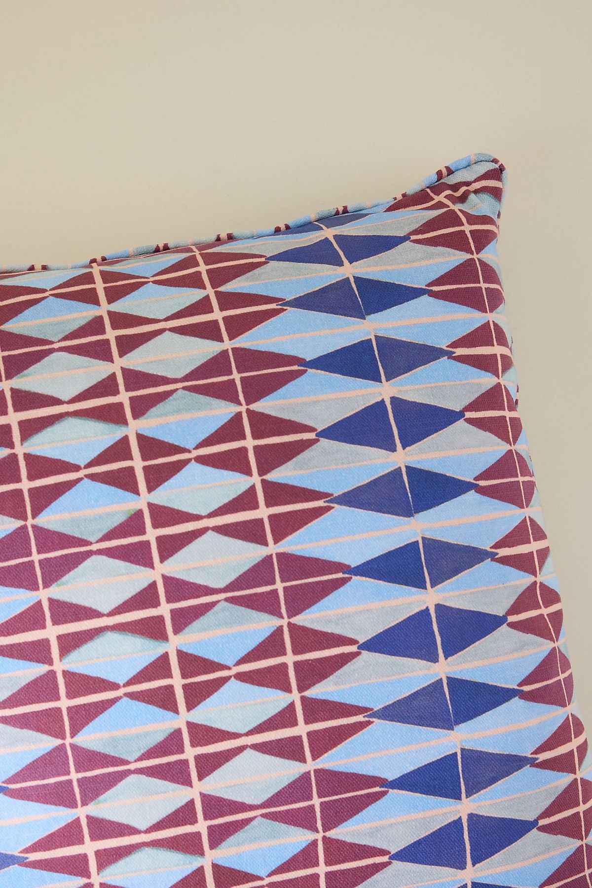 Coussin à imprimé numérique géométrique
